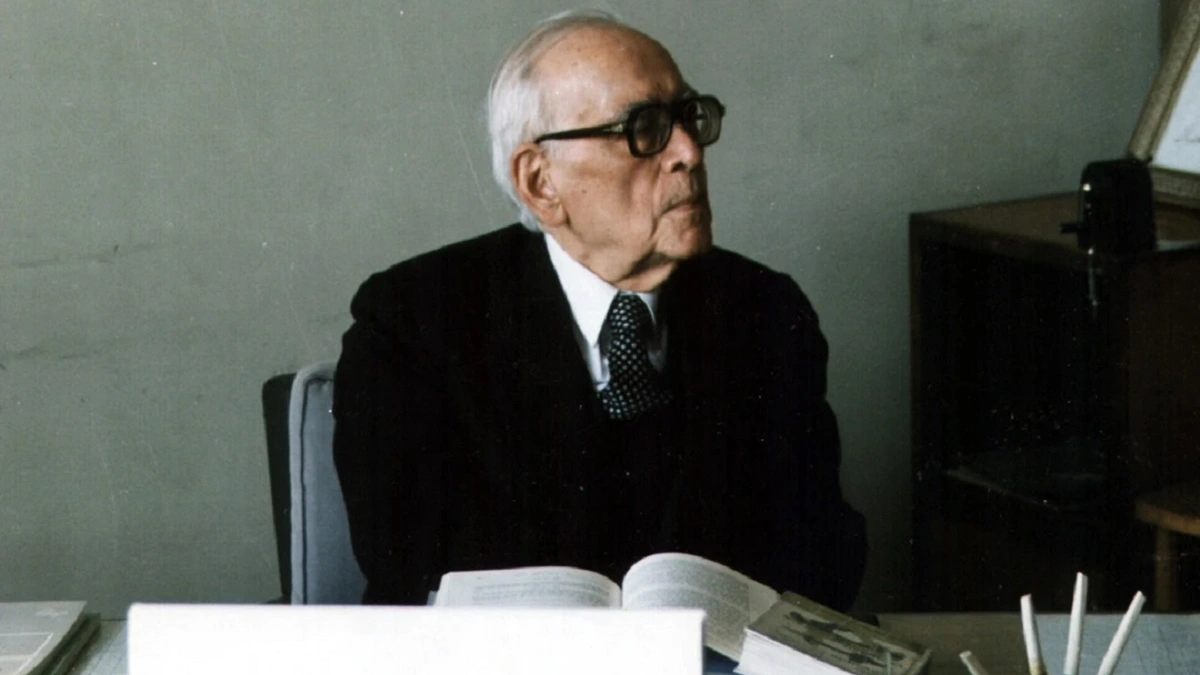 دکتر حسابی کی بود